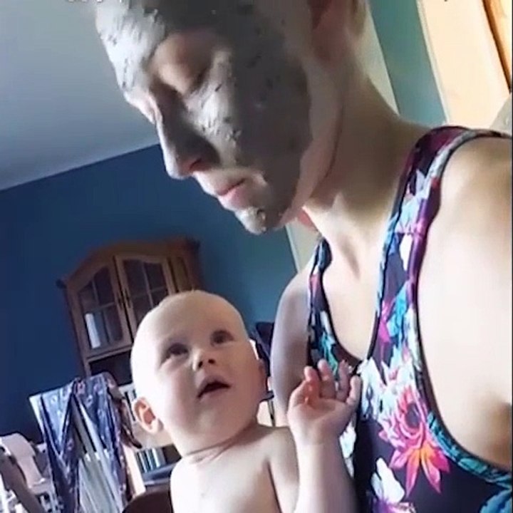 Baby shock see his mother's face