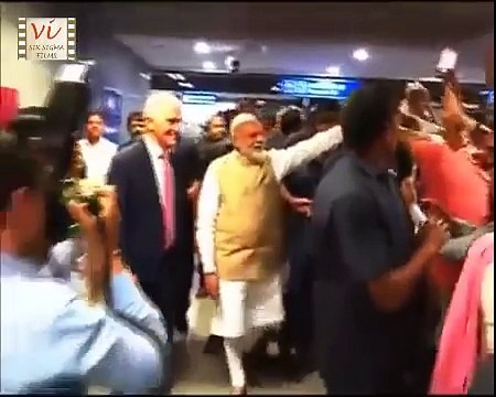 PM Modi Was Greeted With Chants Of Modi, Modi At Metro & He Reacted In His Style Six Sigma Films