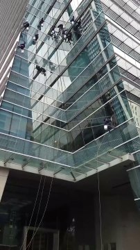 Laveur de vitres à Bangkok, un métier très dangereux!