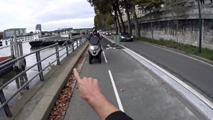 Un cycliste menacé par un gars en scooter qui est pourtant en tord