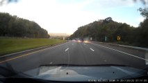 Ce routier perd le controle de son camion et se renverse sur l'autoroute