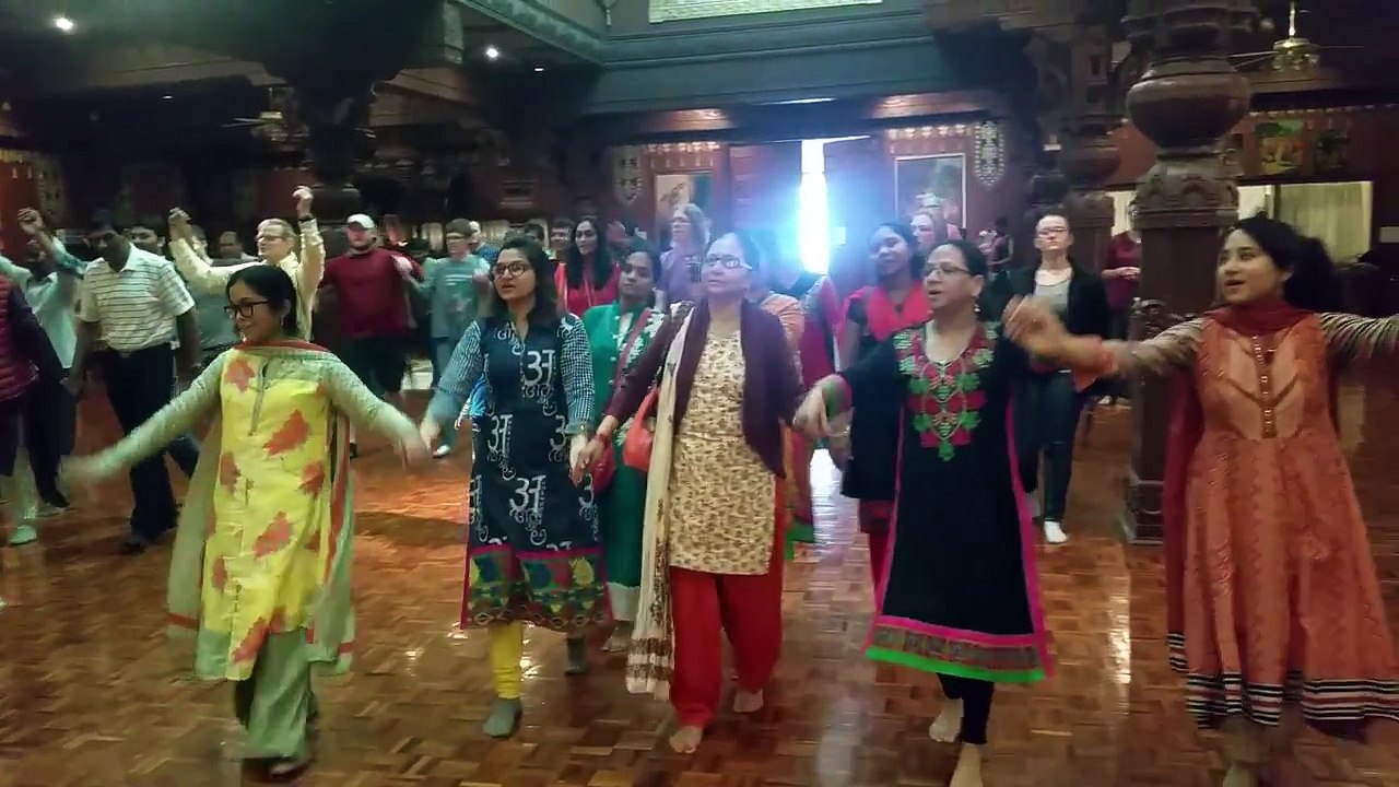 हरे कृष्ण,हरे राम आरती, ISKCON Aarati@ New Vindavan,West Verginia. (Hare Krishna, Hare Rama)-s8n3LgpRyQ4