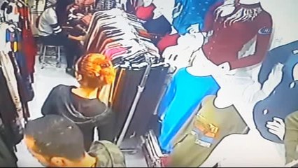 Fatih'te Müşteri Kılığındaki Hırsızlar Kamerada