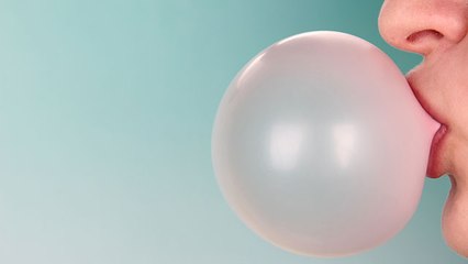 ماذا يحدث لجسمك إن ابتلعت العلكة؟
