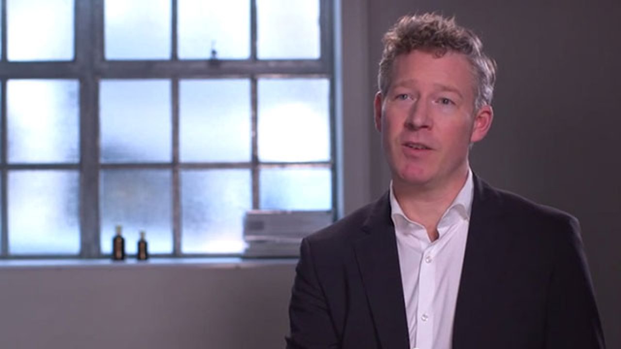 ويل أندروز يتحدث عن عن عطر BOSS BOTTLED OUD