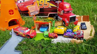 Disney Cars 3 Toys Cruz Ramirez Lightning Mcqueen Sally take Mini cars for a mud bath