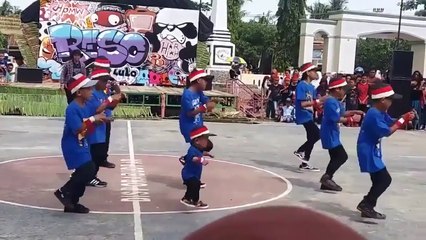 Ce petit garçon a vraiment le rythme dans la peau !