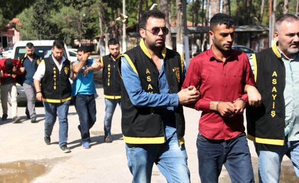 İş Yerini Soyan Şaşkın Hırsızlar, Kendilerini Tanımayıp Arkadaşlarını Teşhis Etti