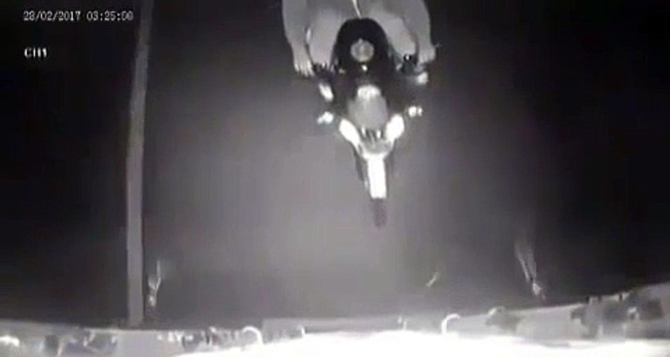 2 motards tentent de braquer un camion en route... Raté!