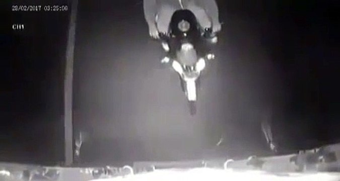 2 motards tentent de braquer un camion en route... Raté!