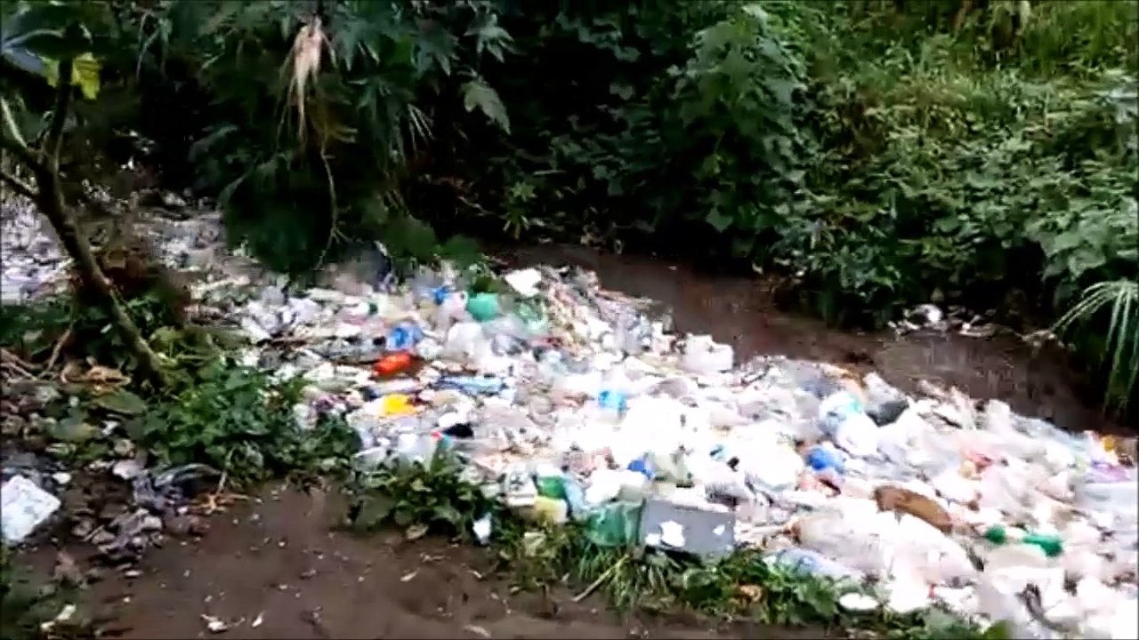 Une rivière de bouteille plastique au Guatemala... Pollution terrible