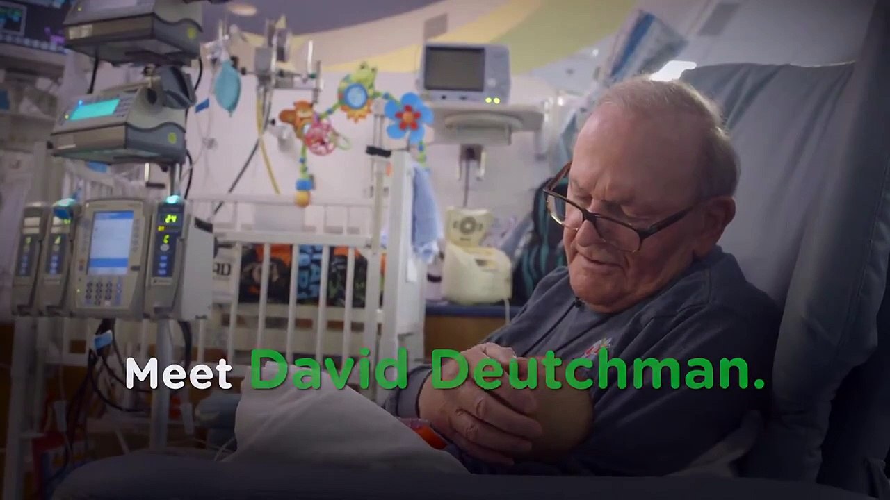 Ce retraité dorlote les bébés malades et privés d'affection d'un hôpital pendant son temps libre