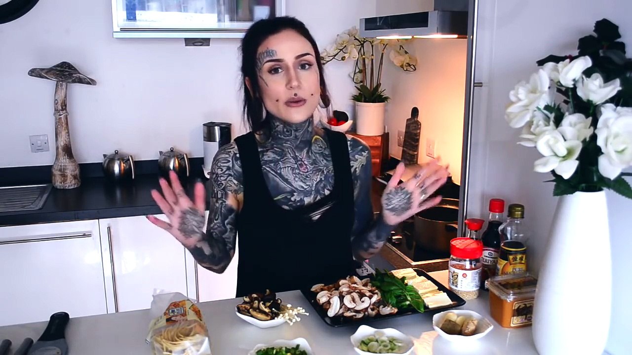 VEGAN RAMEN NOODLE BOWL - COOKING WITH MONAMI FROST