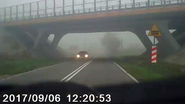 La faute d'inattention dun garde-barrière à un passage à niveau