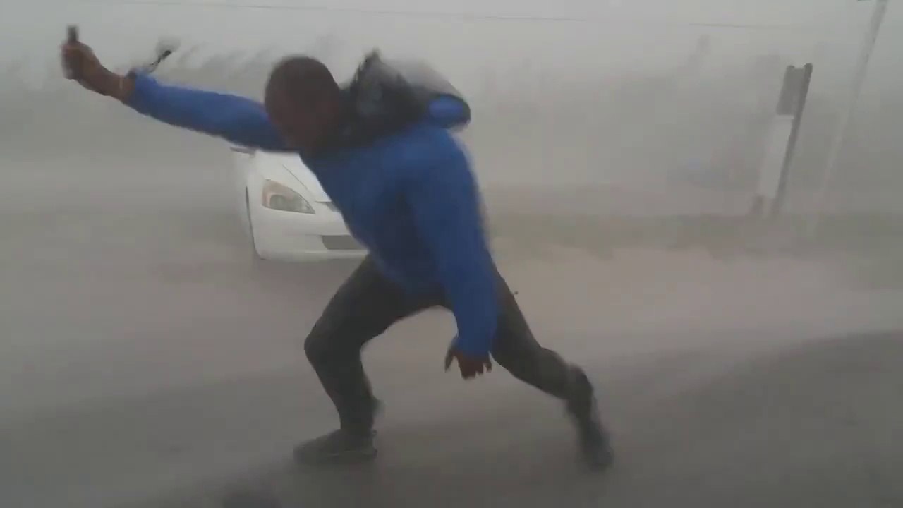 Ce courageux sort de sa voiture en plein ouragan Irma!!