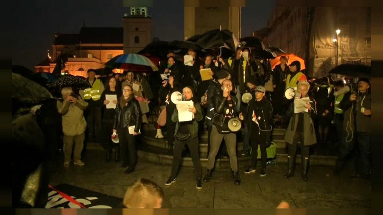 Jahrestag 'Schwarze Proteste': Polnische Frauen demonstrieren für ihre Rechte