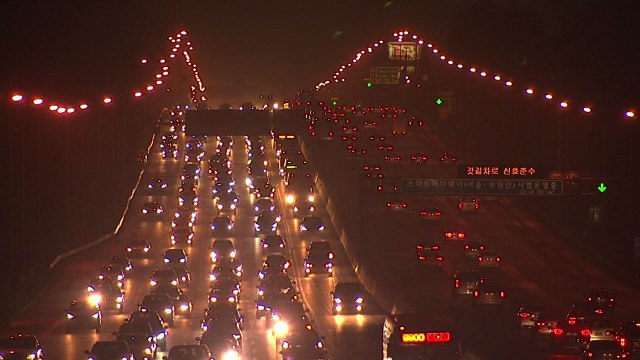 고속도로 양방향 정체 절정...자정쯤 해소 / YTN