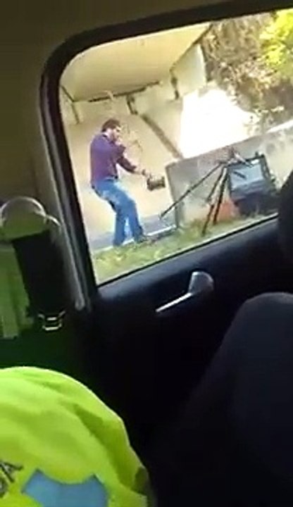 Este condutor ficou revoltado com o Radar, parou o carro... E destruiu-o à paulada!