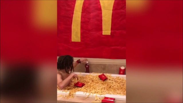 Lui il aime un peu trop le McDo et les fast food!