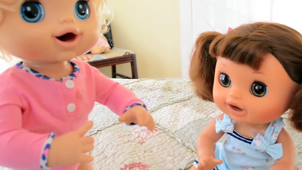 Naughty Baby Alive Molly Eats Her Birthday Cake Before Party & Sneaks Out Of Bed!