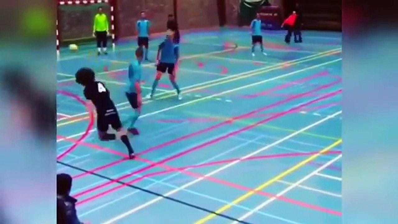 FUNNY SOCCER FOOTBALL VINES ● Goals l Skills l Fails 2017