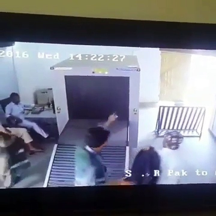 CCTV footage of Lahore airport लाहौर एयरपोर्ट का दृश्य, और इन्हें कश्मीर चाहिए