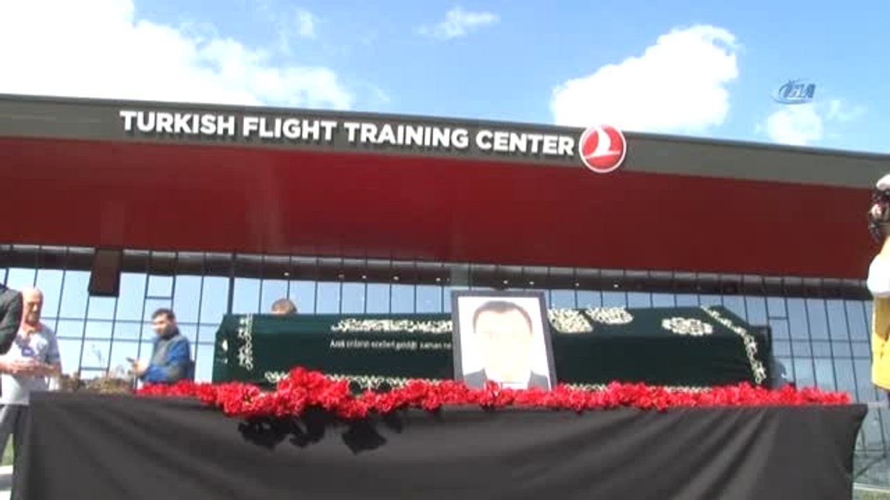 Hayatını Kaybeden THY Uçuş Eğitim Başkanı İçin Tören Düzenlendi