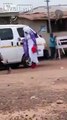 Une femme qui marche visiblement avec des talons pour la première fois en grosse galère
