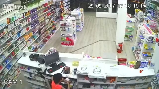 Cet enfant vole l'argent de la pharmacie pendant que son père occupe le patron !