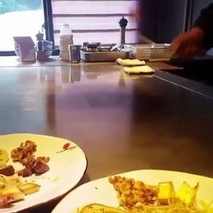un chef de cuisine chinois jongle avec un oeuf et fait un coeur