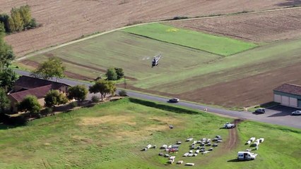 Hélitreuillage de matériel d'échafaudage au château de Castelnaud-la-Chapelle