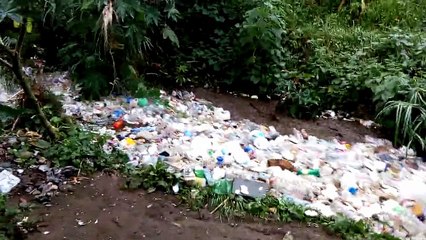 Rivière de bouteilles en plastique au Guatemala