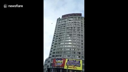 Le client d'un hôtel s'enfuit par des câbles téléphoniques