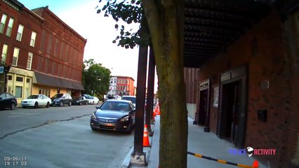 Un policier tire sur un homme armé dans la rue