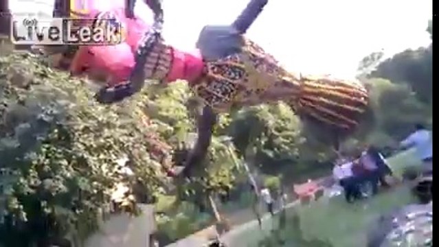 Gros raté lors de l'installation d'une statue géante en Inde pour la fête Vijayadashami