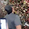 Ce malade lèche des milliers de chewing gum collés sur un mur !