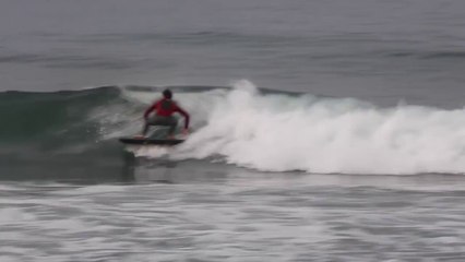 Скачать видео: Il fait du surf.. sur une TV écran plat géante ! La Fnac vend des surfs maintenant ?