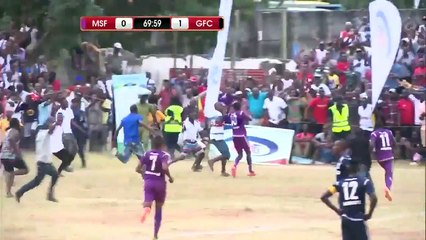 foot : Un gardien trop le malin devant un attaquant et prend un but