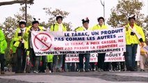 Les buralistes en colère déversent des sacs de carottes devant le ministère de la Santé