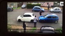 Un homme déplace à mains nues la voiture d'un voisin qui l'empêchait de passer