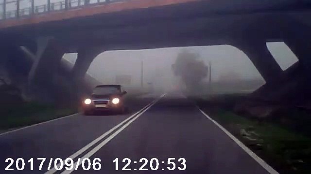 Un train passe à une folle vitesse sans que les barrières du passage à niveau ne se baissent !