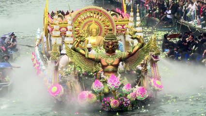 Hundreds take part in Thailand's lotus throwing festival