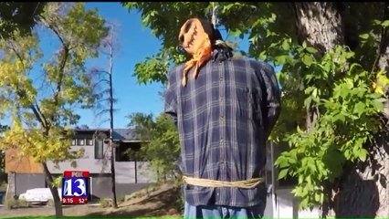 Télécharger la video: Neighbors Say Utah Man's Halloween Decorations Go Too Far