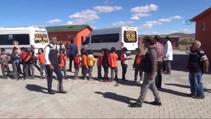 Öğrenciler, Bakım Evindeki Sokak Hayvanlarını Ziyaret Etti