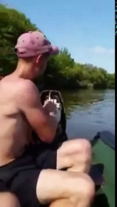 Il n'a pas vérifié la profondeur de la rivière ! LOL