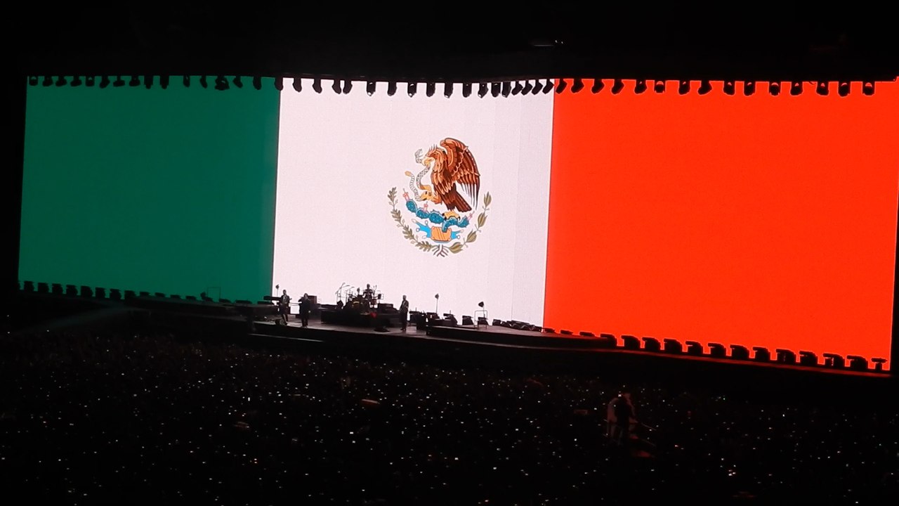 La banda U2 ilumina el Joshua Tree con los colores de la bandera de México