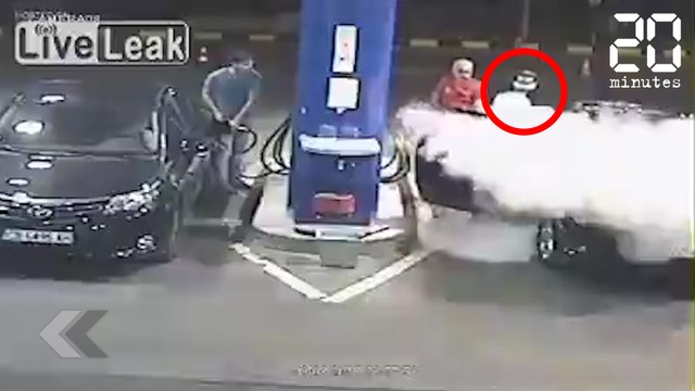 Il fume une cigarette à la station essence... et il ne s'attendait pas à ça - Le Rewind du mercredi 04 octobre 2017