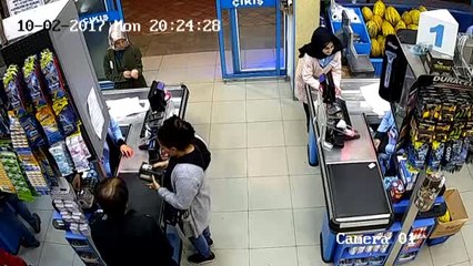 Tırnakçılık ile 25 Saniyede Bin TL Çaldı... O Anlar Kamerada