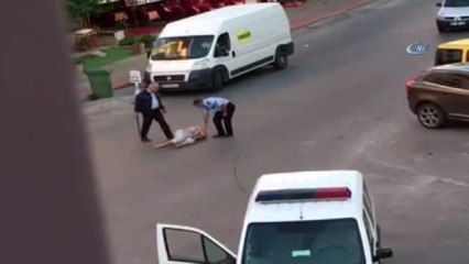 Yerdeki Kadına Polisten Şok Müdahale
