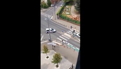 Course poursuite entre une motocross et une voiture de police.